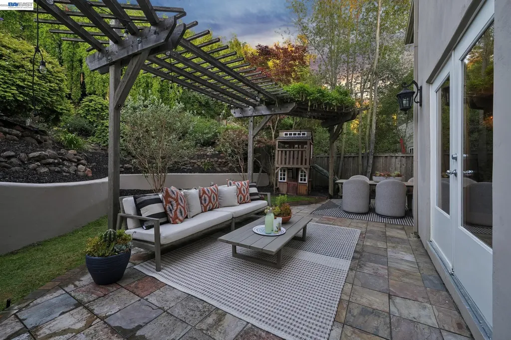 1028 Aquarius Way Oakland CA 94611