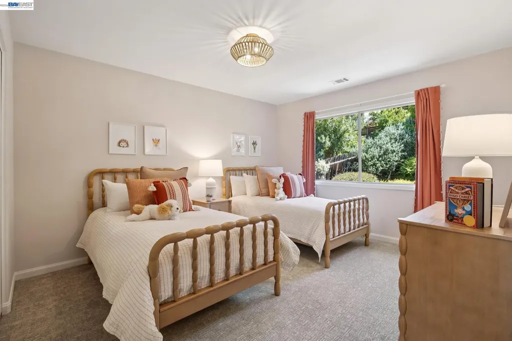 1028 Aquarius Way Oakland CA 94611