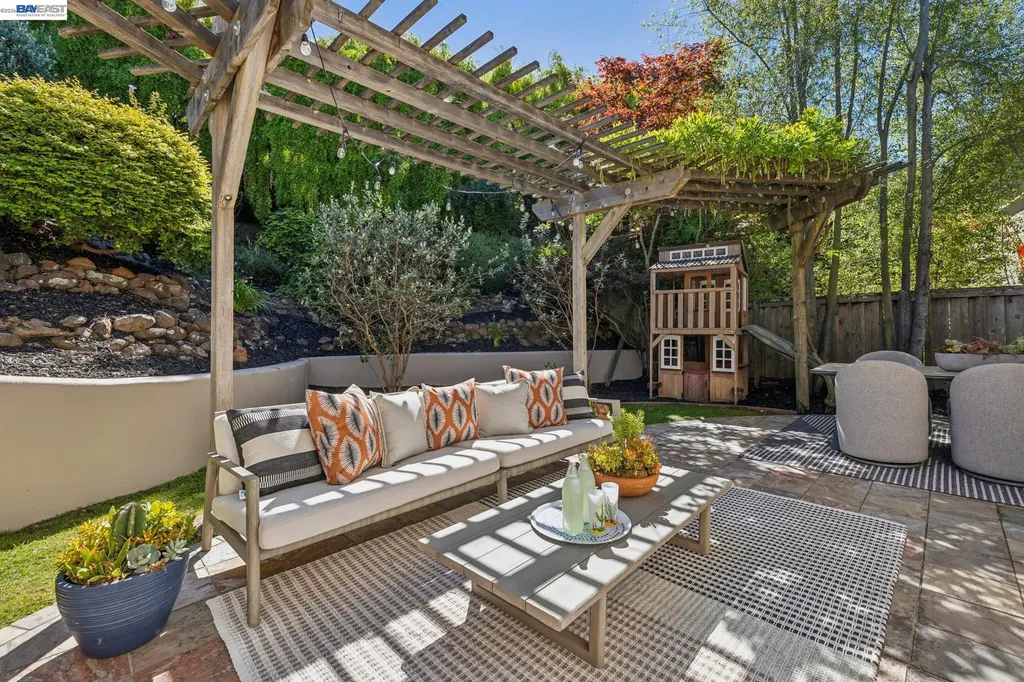 1028 Aquarius Way Oakland CA 94611