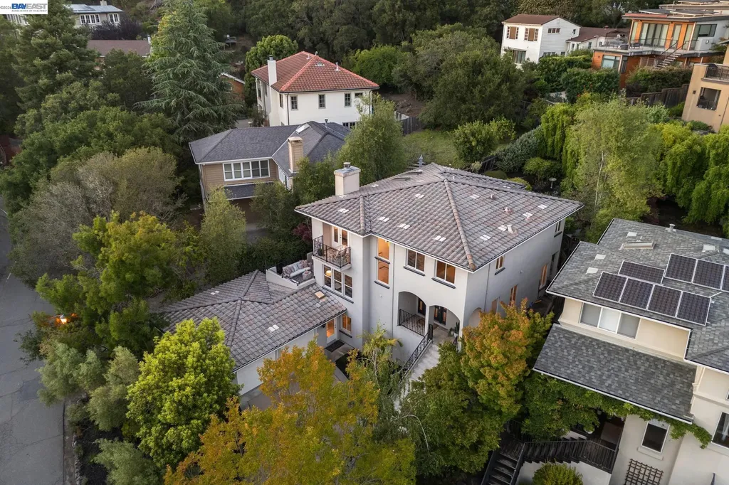1028 Aquarius Way Oakland CA 94611
