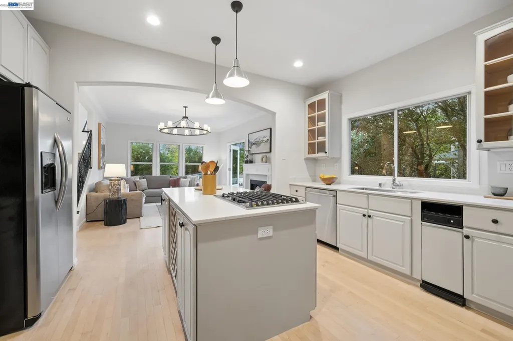1028 Aquarius Way Oakland CA 94611