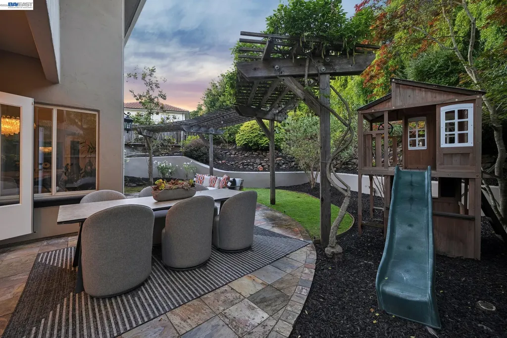 1028 Aquarius Way Oakland CA 94611