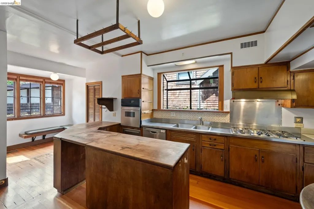 2714 Woolsey Street Berkeley CA 94705