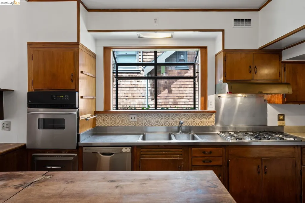 2714 Woolsey Street Berkeley CA 94705