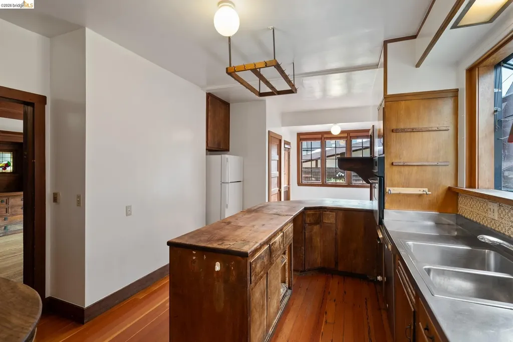 2714 Woolsey Street Berkeley CA 94705