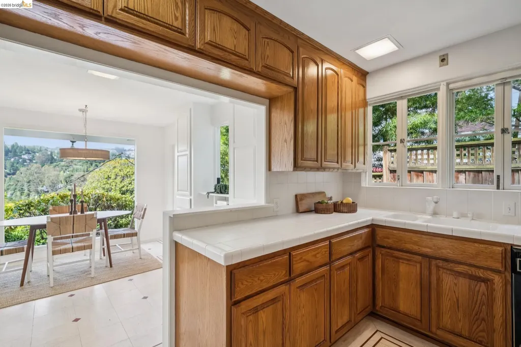 5933 Johnston Drive Oakland CA 94611
