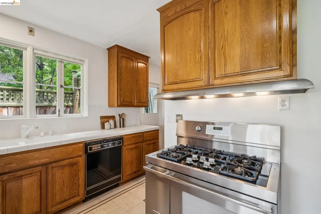 5933 Johnston Drive Oakland CA 94611