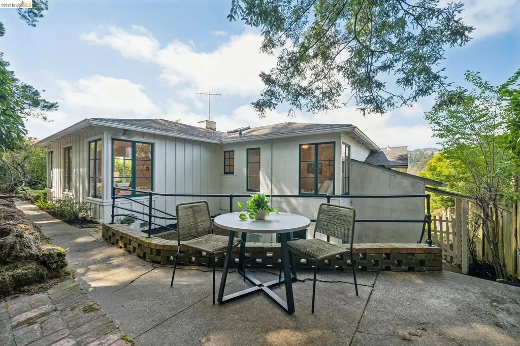 5933 Johnston Drive Oakland CA 94611