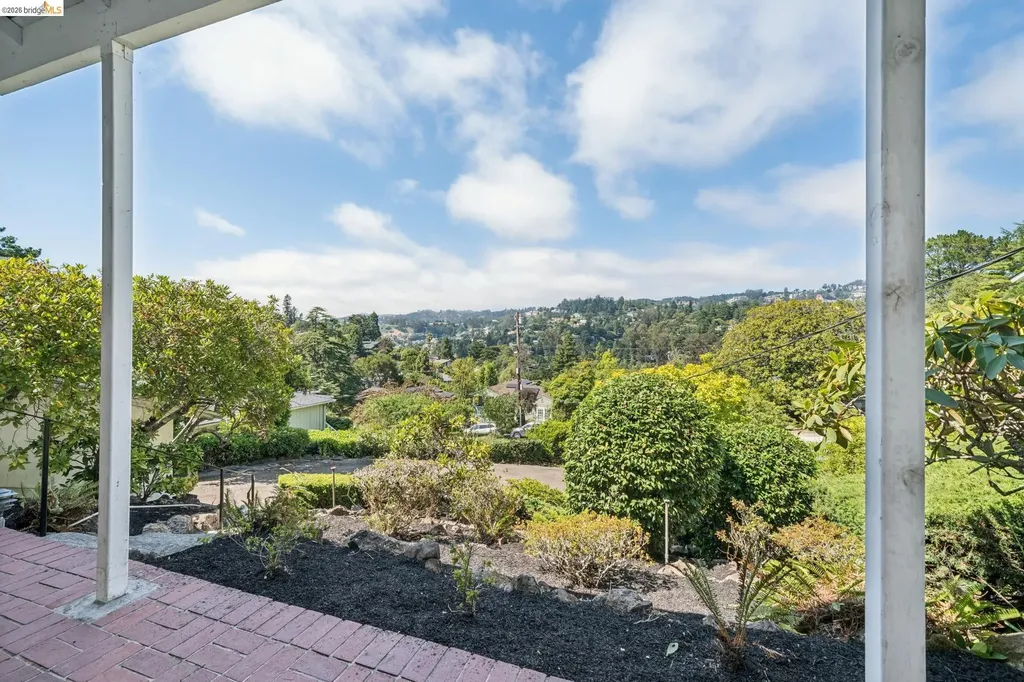 5933 Johnston Drive Oakland CA 94611