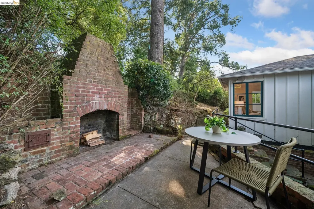 5933 Johnston Drive Oakland CA 94611