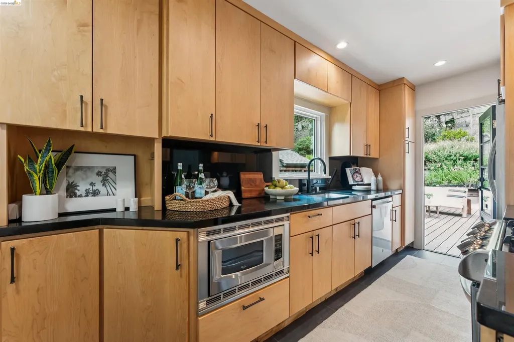 6611 Pinehaven Road Oakland CA 94611