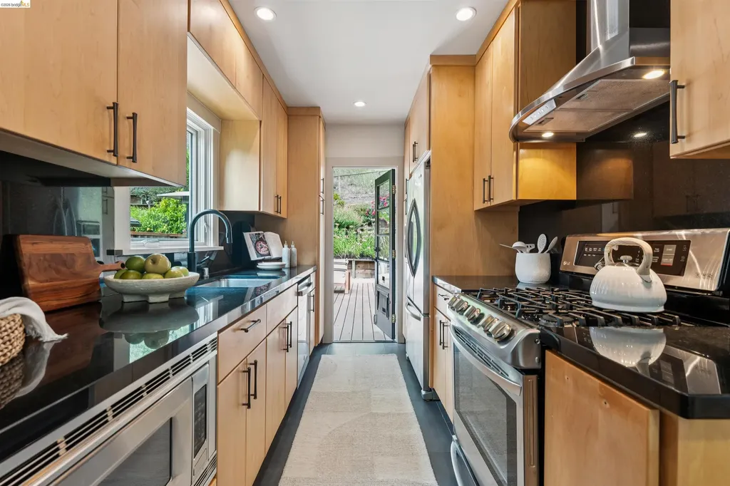 6611 Pinehaven Road Oakland CA 94611