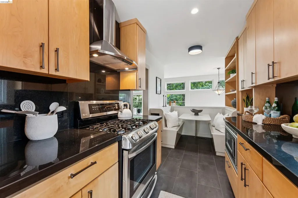 6611 Pinehaven Road Oakland CA 94611