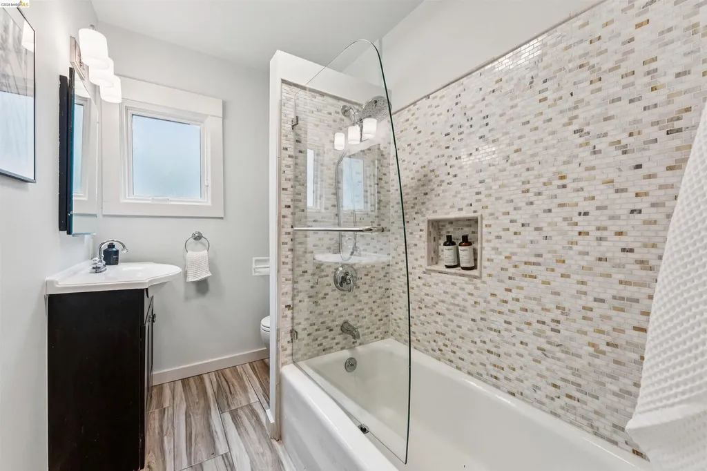 6611 Pinehaven Road Oakland CA 94611