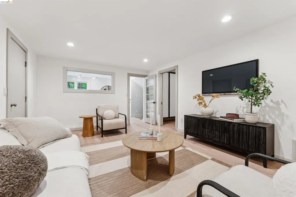 6611 Pinehaven Road Oakland CA 94611