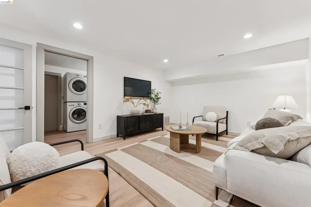6611 Pinehaven Road Oakland CA 94611