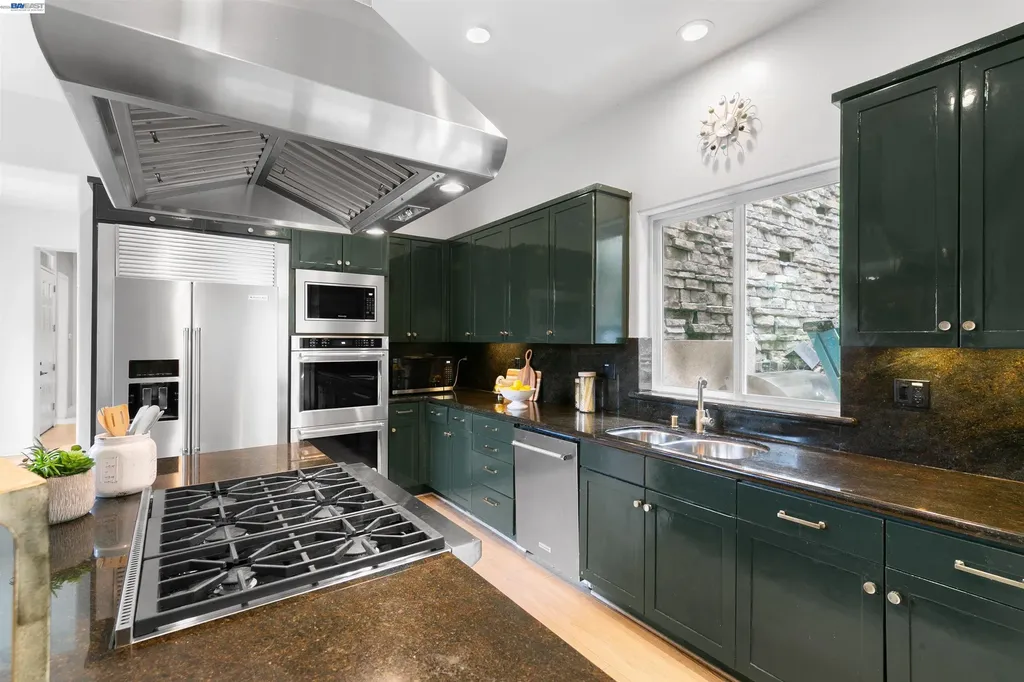 7010 Pinehaven Road Oakland CA 94611