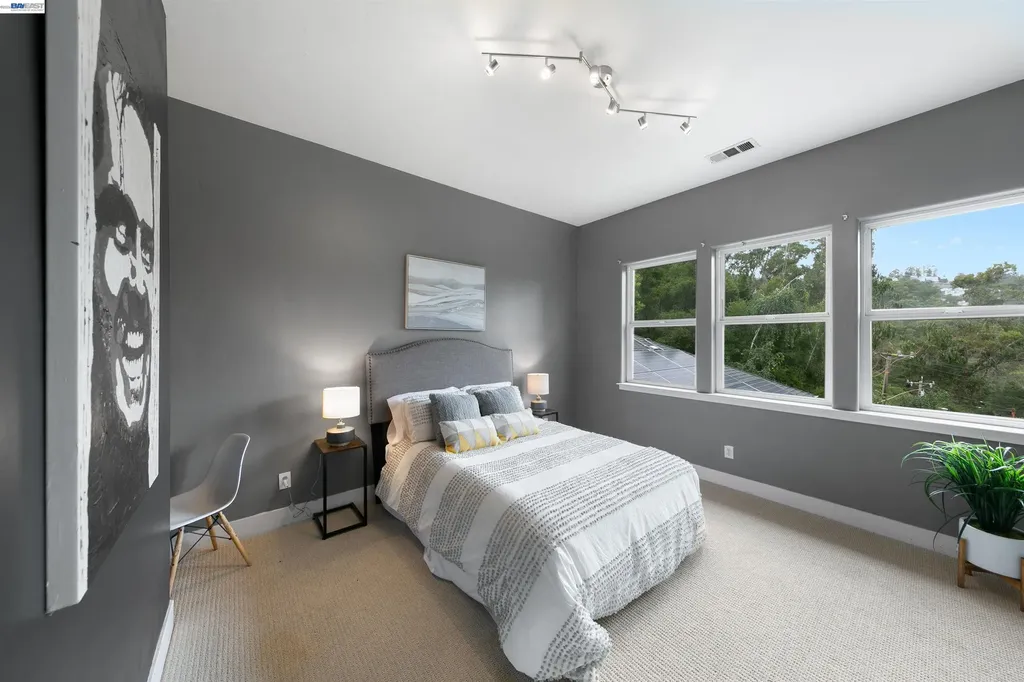 7010 Pinehaven Road Oakland CA 94611