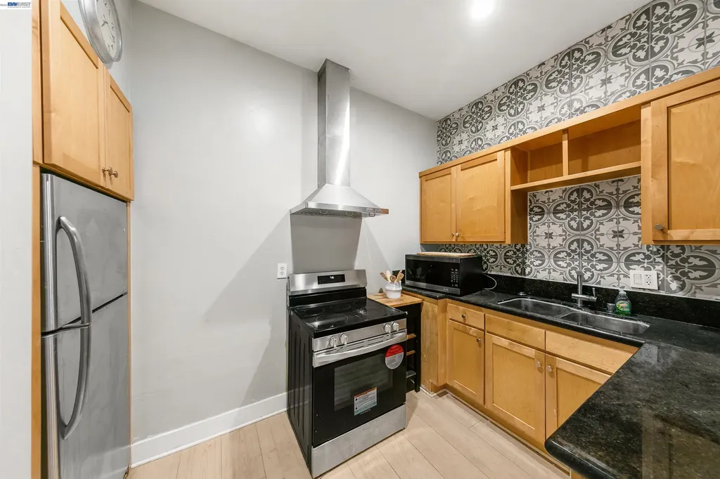 7010 Pinehaven Road Oakland CA 94611