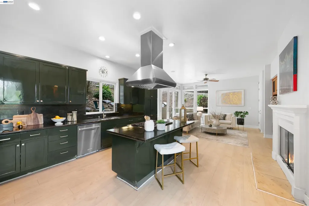 7010 Pinehaven Road Oakland CA 94611