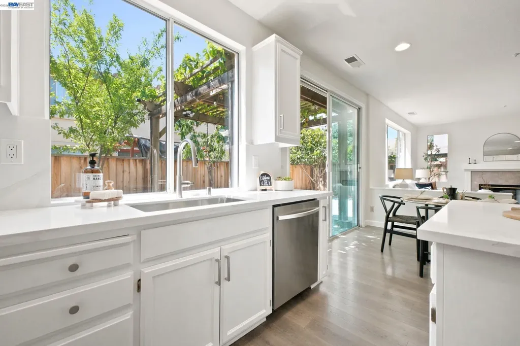 1895 Travertine Way Union City CA 94587