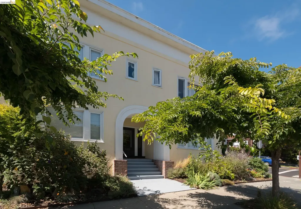 Berkeley CA, 2525 Ashby Avenue, Unit 2