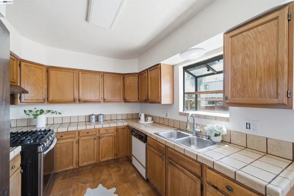 10517 Voltaire Avenue Oakland CA 94603