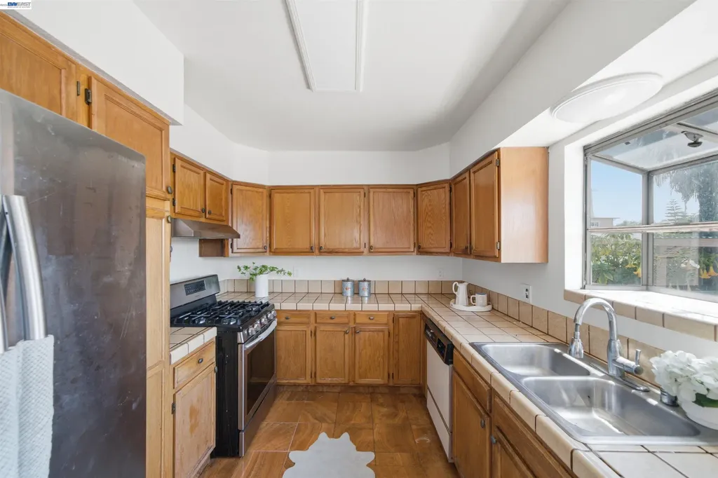 10517 Voltaire Avenue Oakland CA 94603