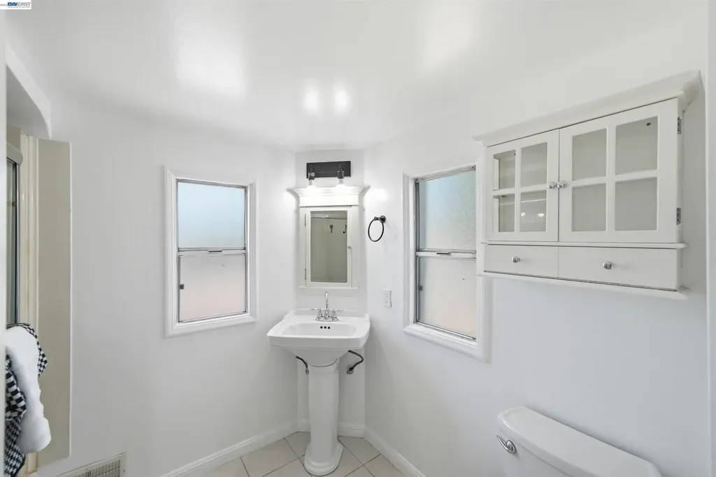 10517 Voltaire Avenue Oakland CA 94603