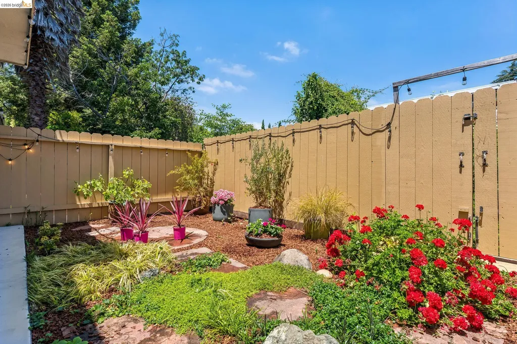 2028 Damuth Oakland CA 94602