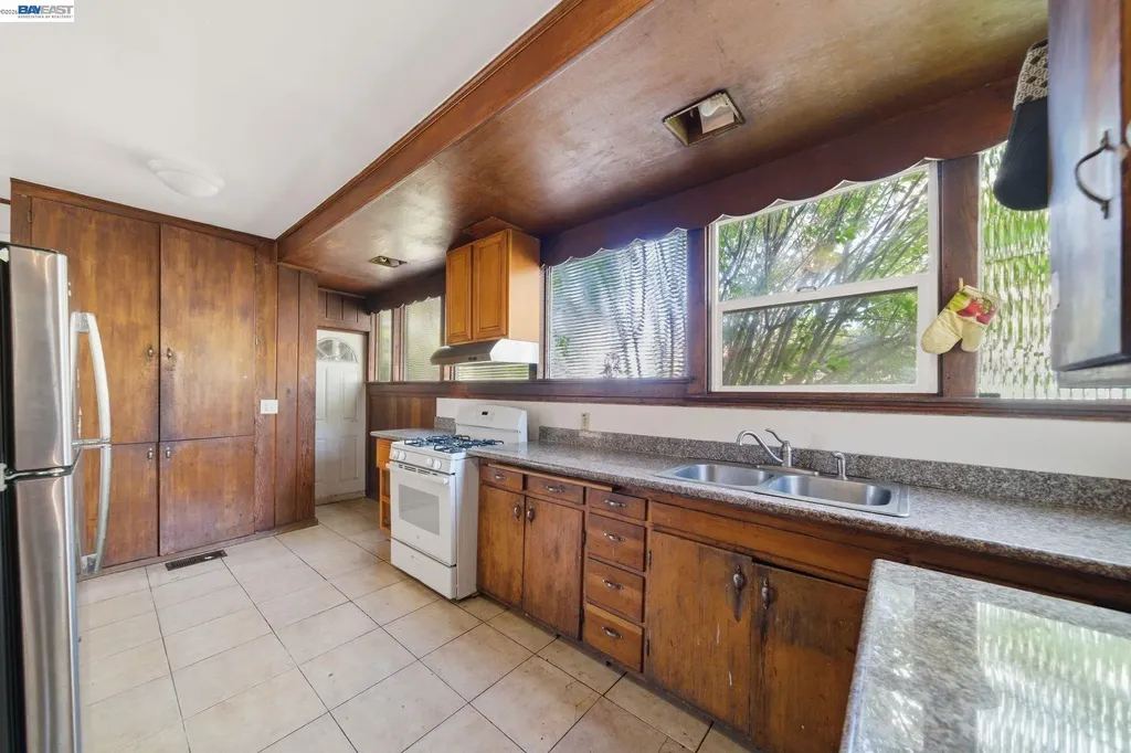 5315 Cole Street Oakland CA 94601