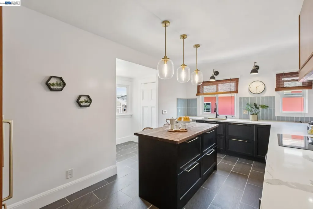 2724 Seminary Avenue Oakland CA 94605