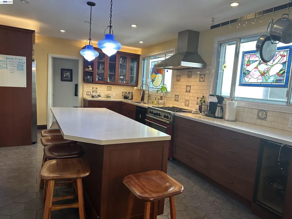1800 Versailles Avenue Alameda CA 94501