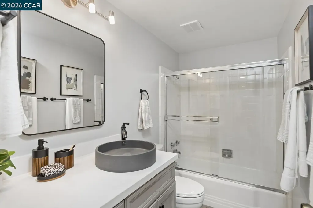 3945 Harrison Street Oakland CA 94611