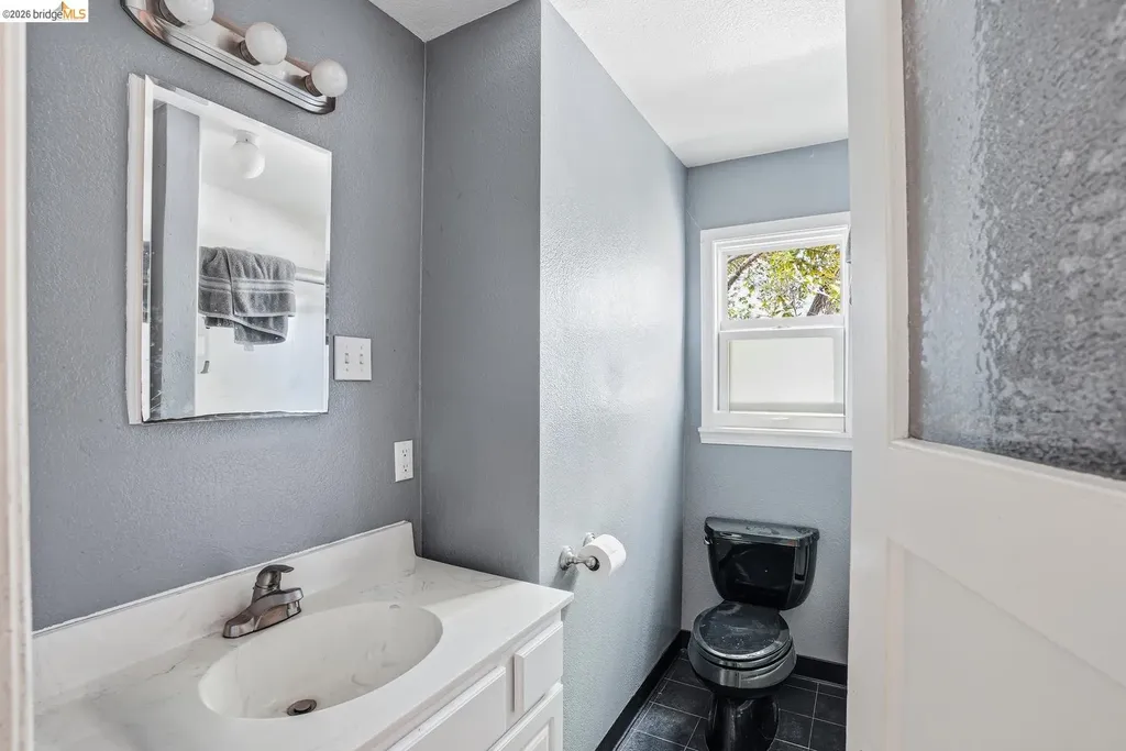 6350 Hillmont Drive Oakland CA 94605