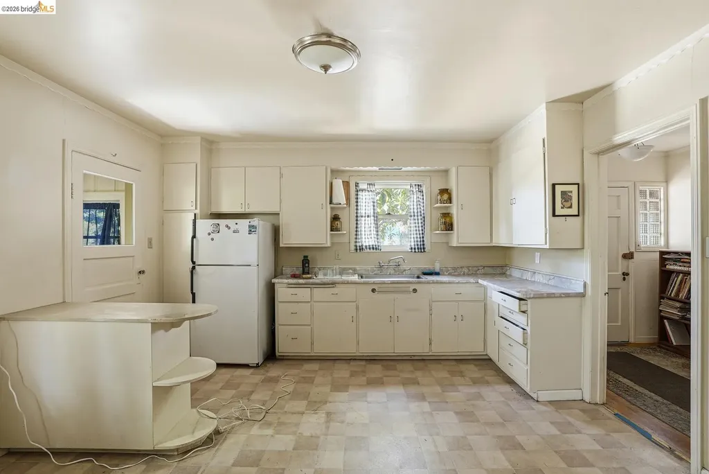 6350 Hillmont Drive Oakland CA 94605