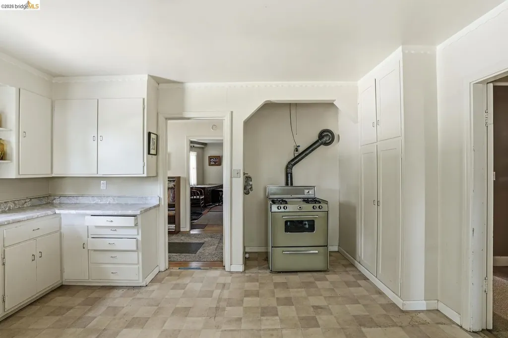 6350 Hillmont Drive Oakland CA 94605