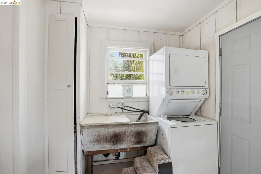 6350 Hillmont Drive Oakland CA 94605