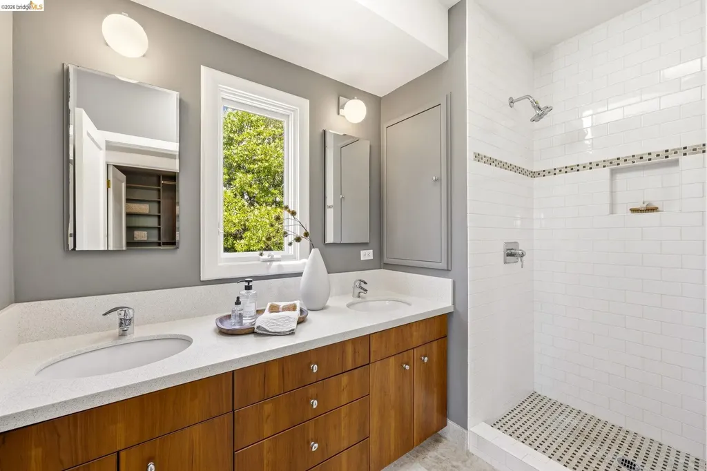 1005 Portal Avenue Oakland CA 94610