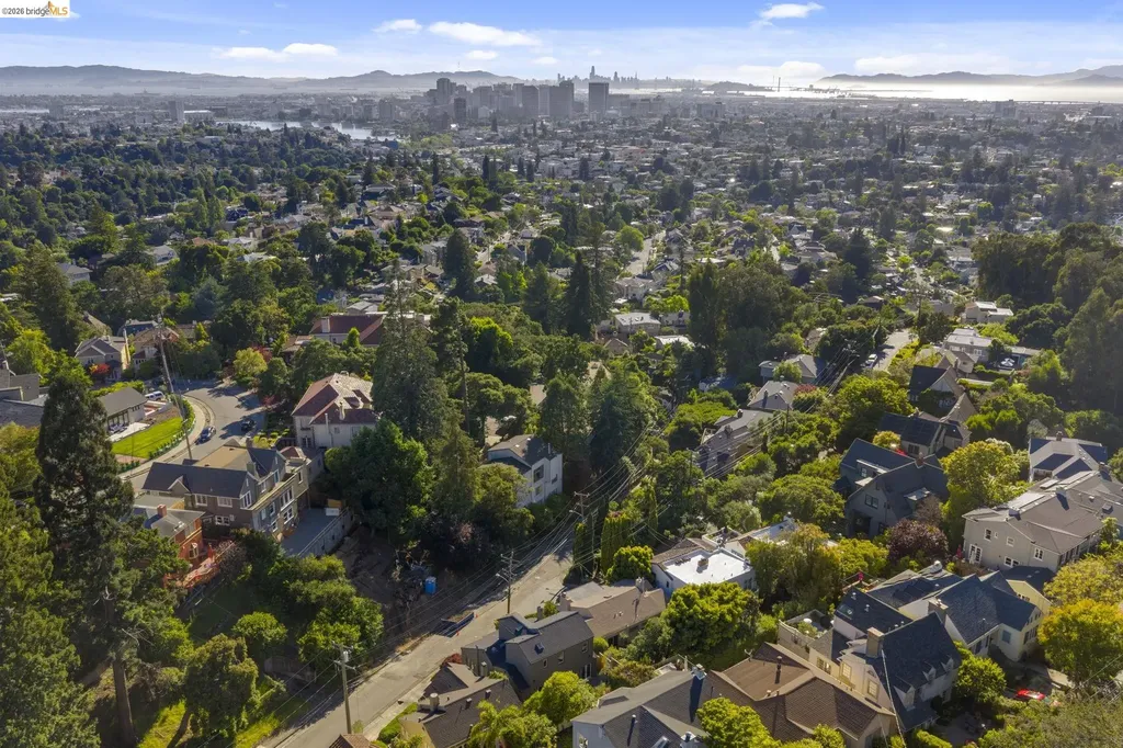 1005 Portal Avenue Oakland CA 94610