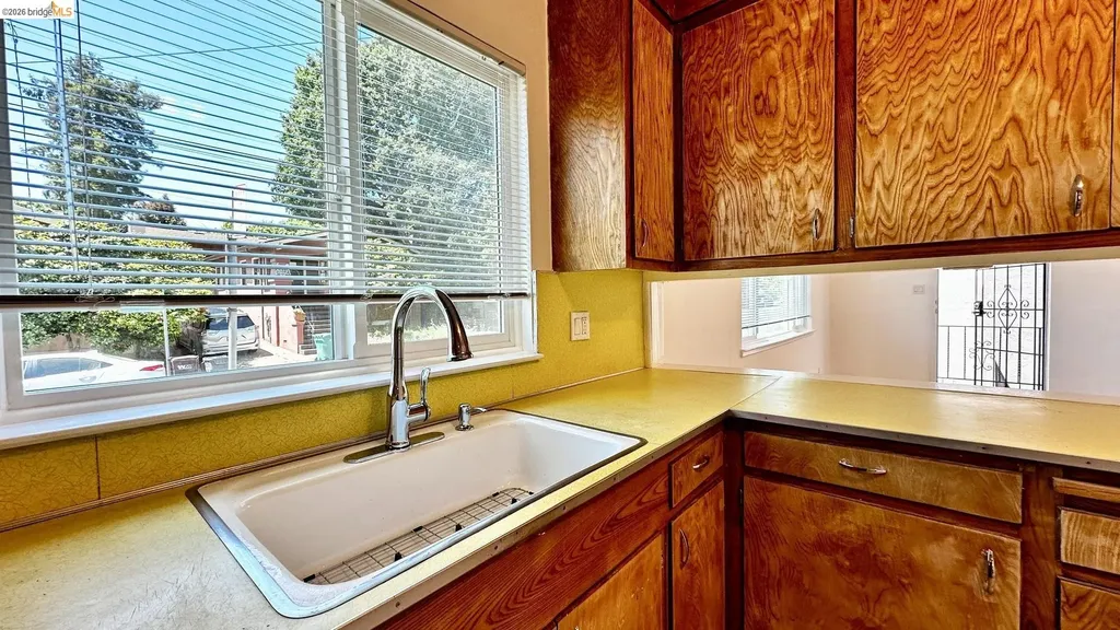 1180 Bayview Avenue Oakland CA 94610
