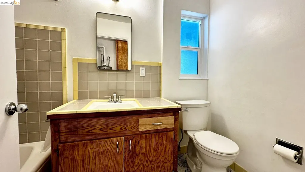 1180 Bayview Avenue Oakland CA 94610