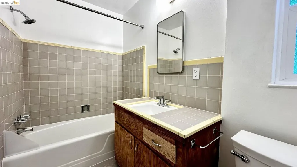 1180 Bayview Avenue Oakland CA 94610