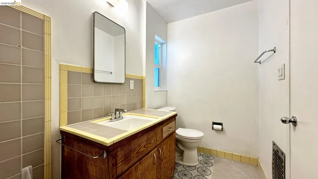 1180 Bayview Avenue Oakland CA 94610