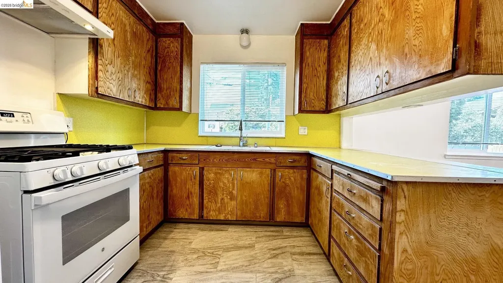 1180 Bayview Avenue Oakland CA 94610