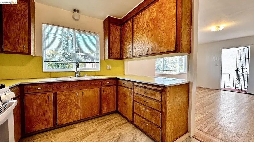 1180 Bayview Avenue Oakland CA 94610
