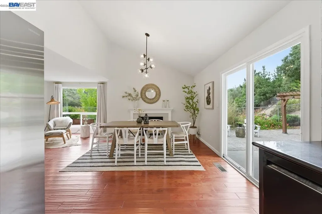 7981 Surrey Lane Oakland CA 94605