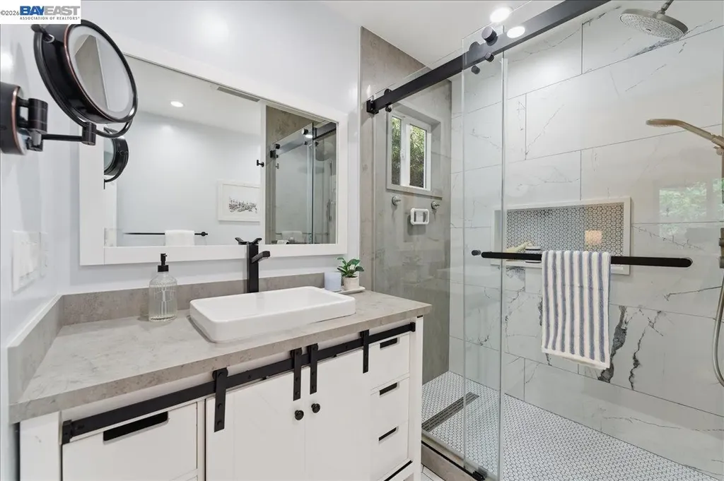 7981 Surrey Lane Oakland CA 94605