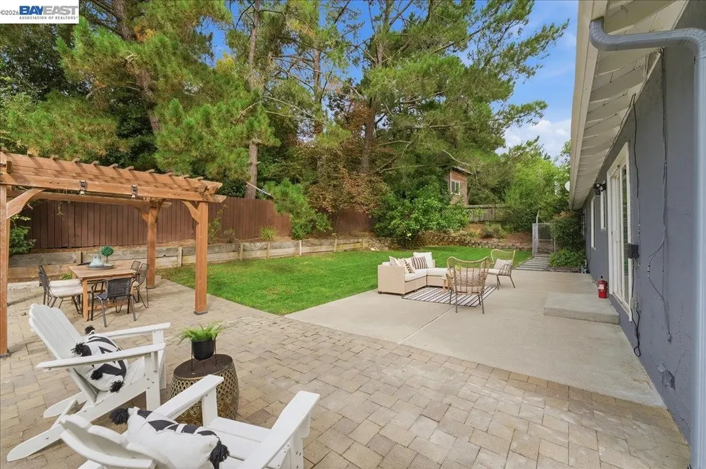 7981 Surrey Lane Oakland CA 94605