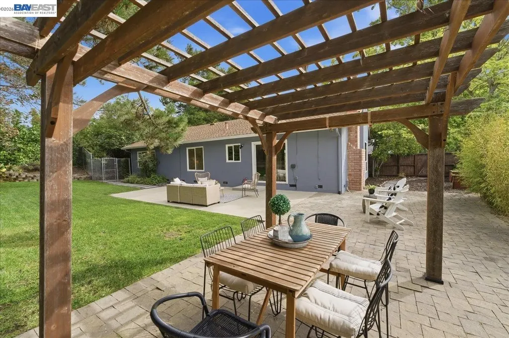 7981 Surrey Lane Oakland CA 94605